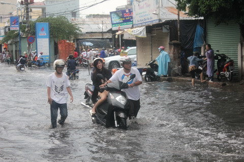 Mưa lớn, đường phố Sài Gòn thành sông