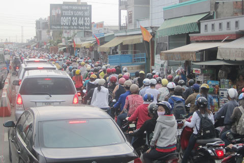 Người dân chen chân về Sài Gòn sau lễ
