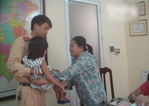CSGT Hà Nội tìm gia đình cho cháu bé đi lạc