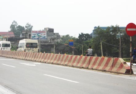 Quốc lộ 1A: Nhức nhối tình trạng phá thiết bị chống lóa