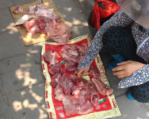 Những chợ đồ ôi, hàng ế bốc mùi Hà Nội