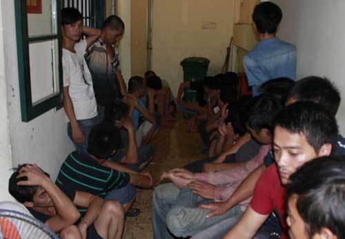 100 cảnh sát đột kích sới gà, bắt giữ hơn 80 người