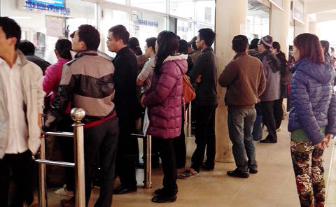 'Chạy lòng vòng' đóng tiền trong bệnh viện