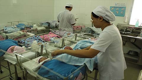 Bác sĩ khuyên những ca đẻ rơi trên taxi, máy bay