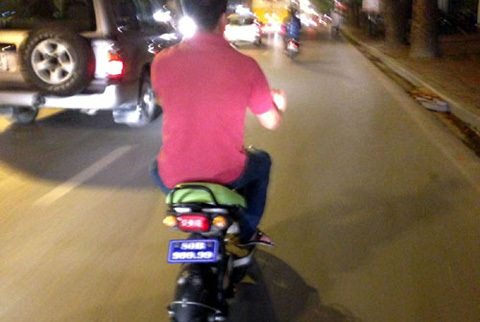 Xe đạp điện biển '80B-999.99' náo loạn đường phố