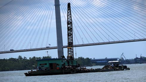 Cảnh cầu Cần Thơ bị 'cưa chân' ngày đêm