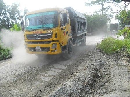 Xe tải hạng nặng “băm nát” đường liên huyện