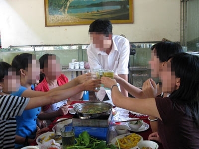 Công chức lấy tiền đâu mà nhậu lắm thế?
