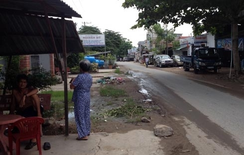 Người đàn bà đi ô tô phát tờ rơi 'đòi'... chồng