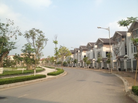 Dân giàu ngoại tỉnh săn nhà xây thô ở Hà Nội