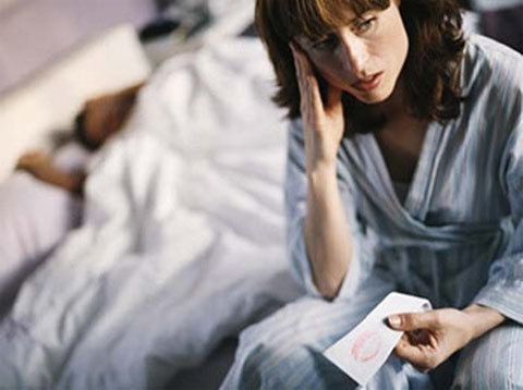 Chị em nhận biết các dấu hiệu chồng ngoại tình