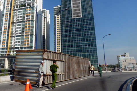 Xe đầu kéo làm rơi container trên cầu vượt