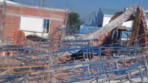 Gió lốc gây sập tường, 5 người thương vong