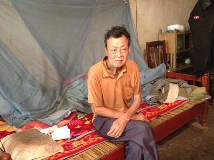 Cụ ông điếc lòa không nơi nương tựa