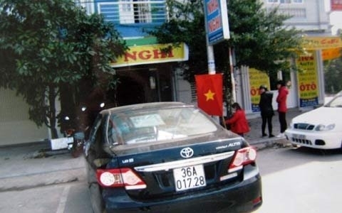 Mất chức chủ tịch vì đưa nữ thủ quỹ vào nhà nghỉ