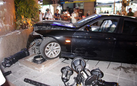 Xế hộp bạc tỷ đâm đầu vào tường bệnh viện phụ sản