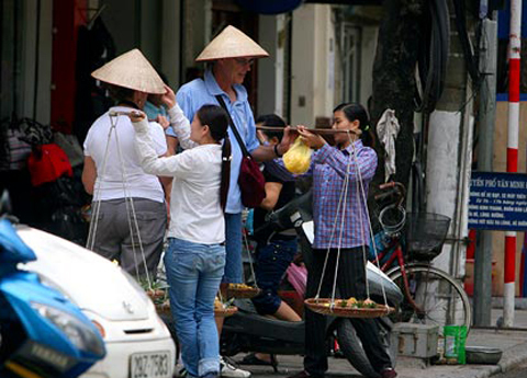 Mất mặt với nạn hàng rong bám khách