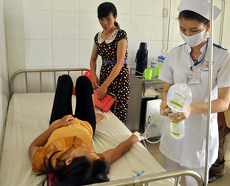 Cán bộ Hà Nội vào Đà Nẵng ăn hải sản bị ngộ độc tập thể