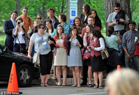 Hoàng tử Anh được các quý cô Mỹ săn đón