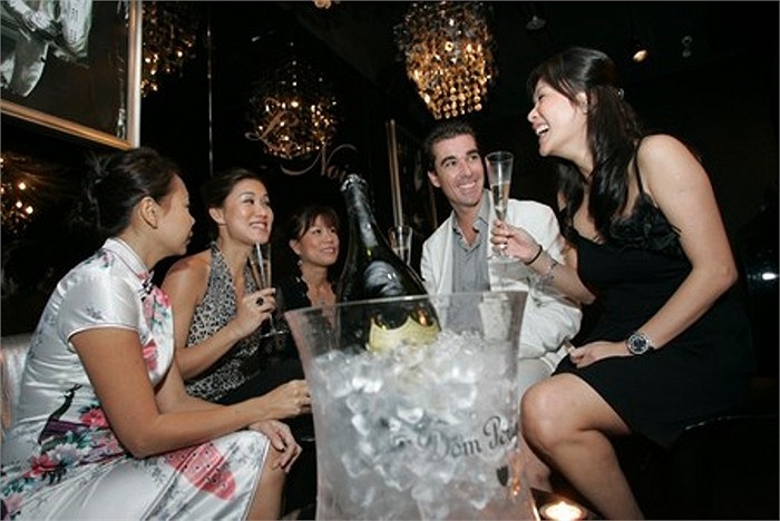 Thiếu gia sang Singapore mở tiệc 500 triệu/đêm