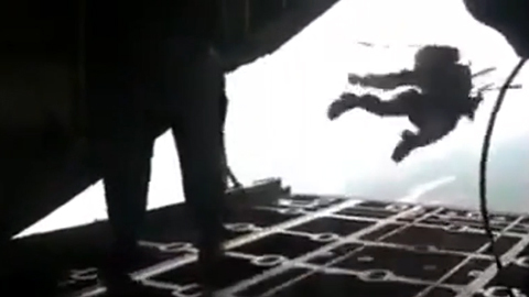 Nghẹt thở cảnh phi công kẹt dù trên máy bay