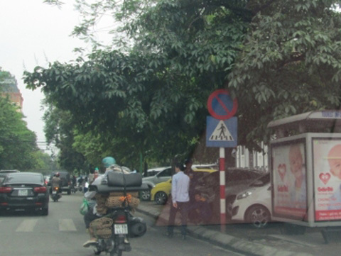 Nhiều ô tô đỗ sai luật trước Cung Văn hóa Hữu nghị