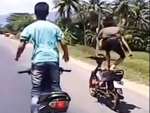 Che kín mặt, lái xe bằng chân lao vun vút trên quốc lộ
