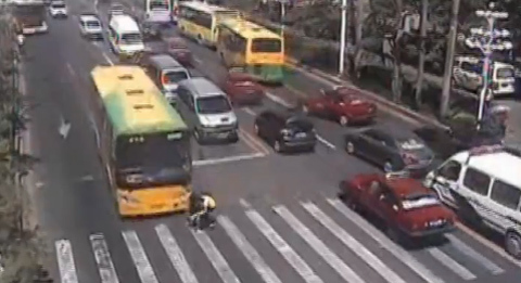 Tai nạn thương tâm với 2 mẹ con qua đường