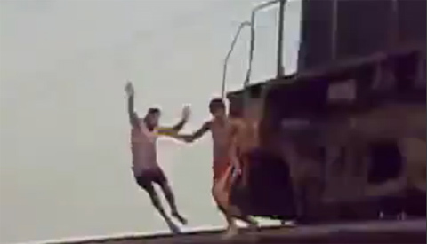 Những thanh niên đùa giỡn với thần chết