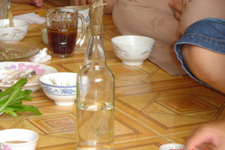 Nhớ chuyện “quần lụa” đeo thẻ “miễn uống rượu”