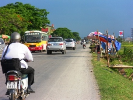 Dựng lều buôn bán nông sản trên quốc lộ 1A