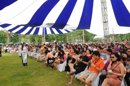 Hàng ngàn người “đổ bộ” vào công viên nghe nhạc