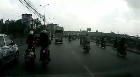 Giật dây chuyền táo tợn trên phố Hà Nội