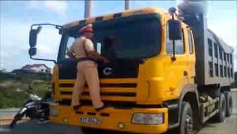 CSGT lại bám cần gạt nước chặn 'xe điên'