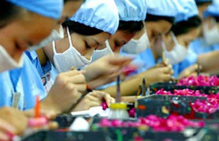 Không kí hợp đồng, NLĐ bị công ty o ép lương