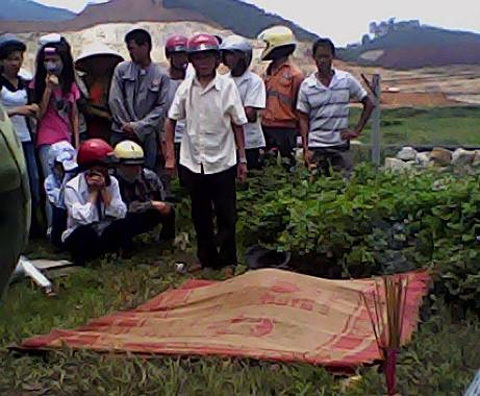 Chồng nổ mìn giết vợ, 2 người tử vong giữa đường