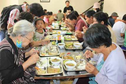 Thêm quán cơm giá 2.000 đồng ở Sài Gòn