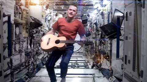 Clip âm nhạc đầu tiên quay trong vũ trụ