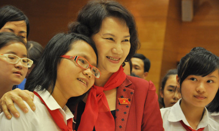 Bà Kim Ngân xúc động trước các 'dũng sĩ nhí'