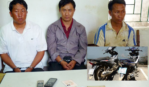 4 bánh heroin trong chiếc xe đỗ ven đường