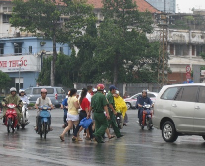 Bi hài du khách bị 'lột sạch' tại quán bar