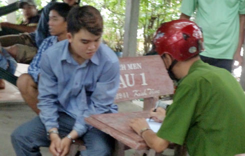 Con quan chức đập cốc nước vào đầu cảnh sát giao thông