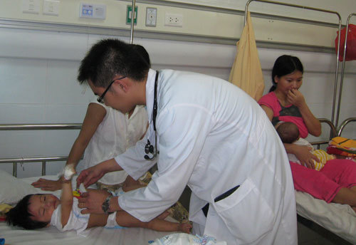 Nắng 40 độ, trẻ ốm nặng tăng vọt