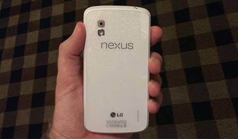 Nexus 4 màu trắng bán ra từ tháng 6 với Android 4.3