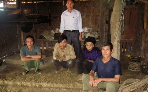 Xót lòng cảnh ông bà già nuôi 2 con tâm thần