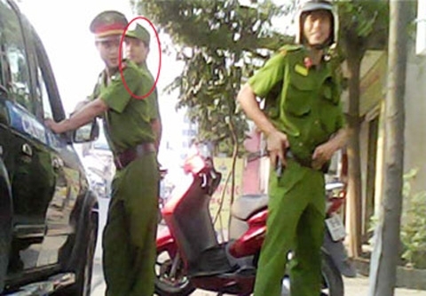 Vì sao bị truy nã vẫn trở thành trung úy công an?