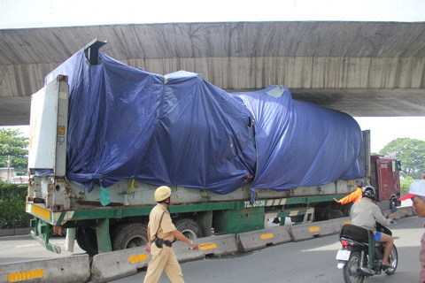 Chở hàng quá khổ, container mắc kẹt dưới gầm cầu