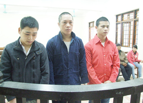 Bán bạn gái ham chơi cho ông già Trung Quốc