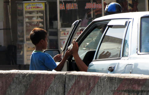 Đường dây tổ chức cho trẻ chặn ôtô xin tiền