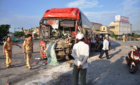 Phóng nhanh, xe khách húc bay xe tải